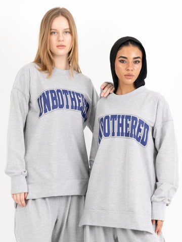 تيشيرت بأكمام طويلة "Unbothered"